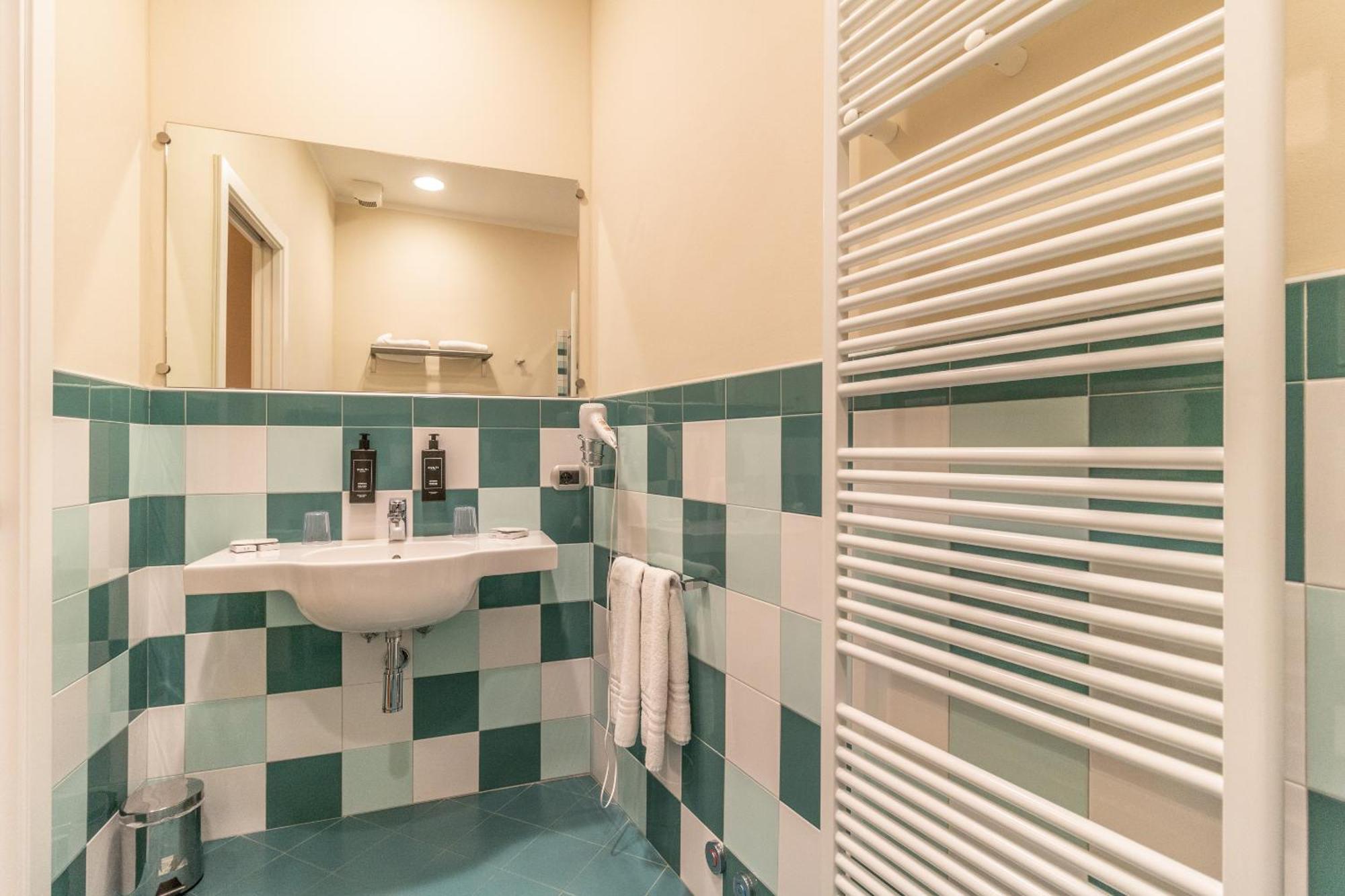 Casa Isolani Luxury Rooms Piazza Maggiore 1 Болонья Экстерьер фото