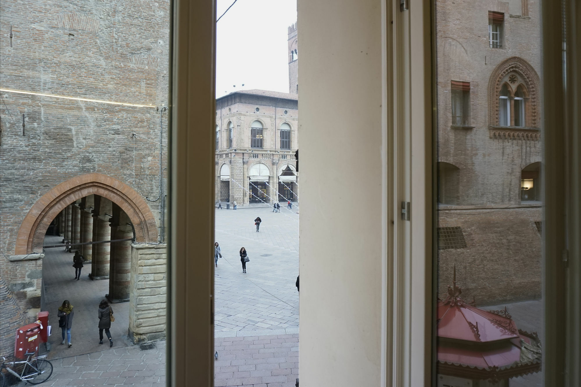 Casa Isolani Luxury Rooms Piazza Maggiore 1 Болонья Экстерьер фото
